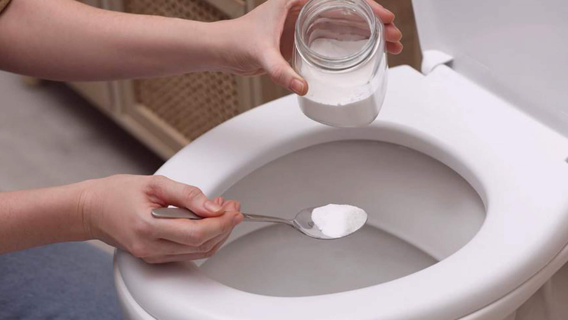 De ce ar trebui să arunci sare în toaletă cel puțin o dată pe lună