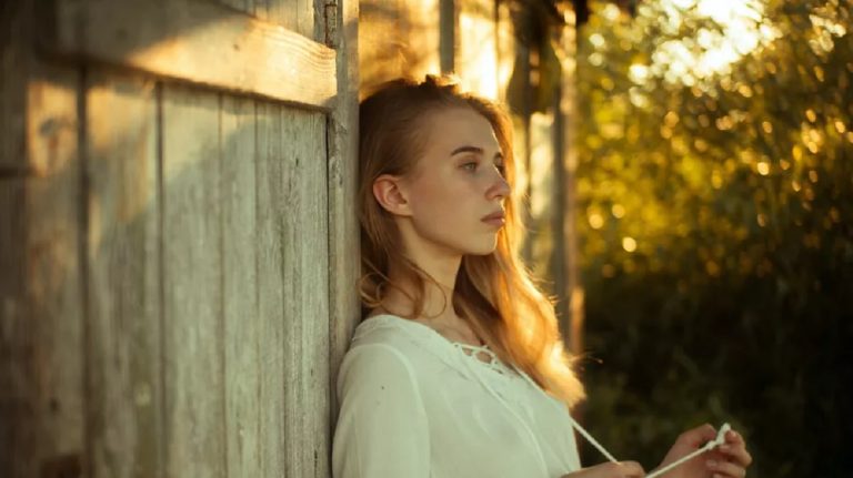 Nu știu dacă îl mai iubesc, dar nu vreau să fiu singură. El își face planuri serioase, iar eu încerc să-mi dau seama ce vreau