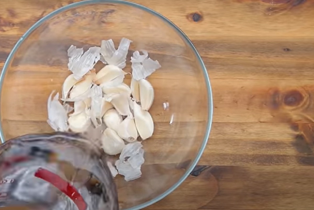 De ce să pui usturoiul în apă fierbinte