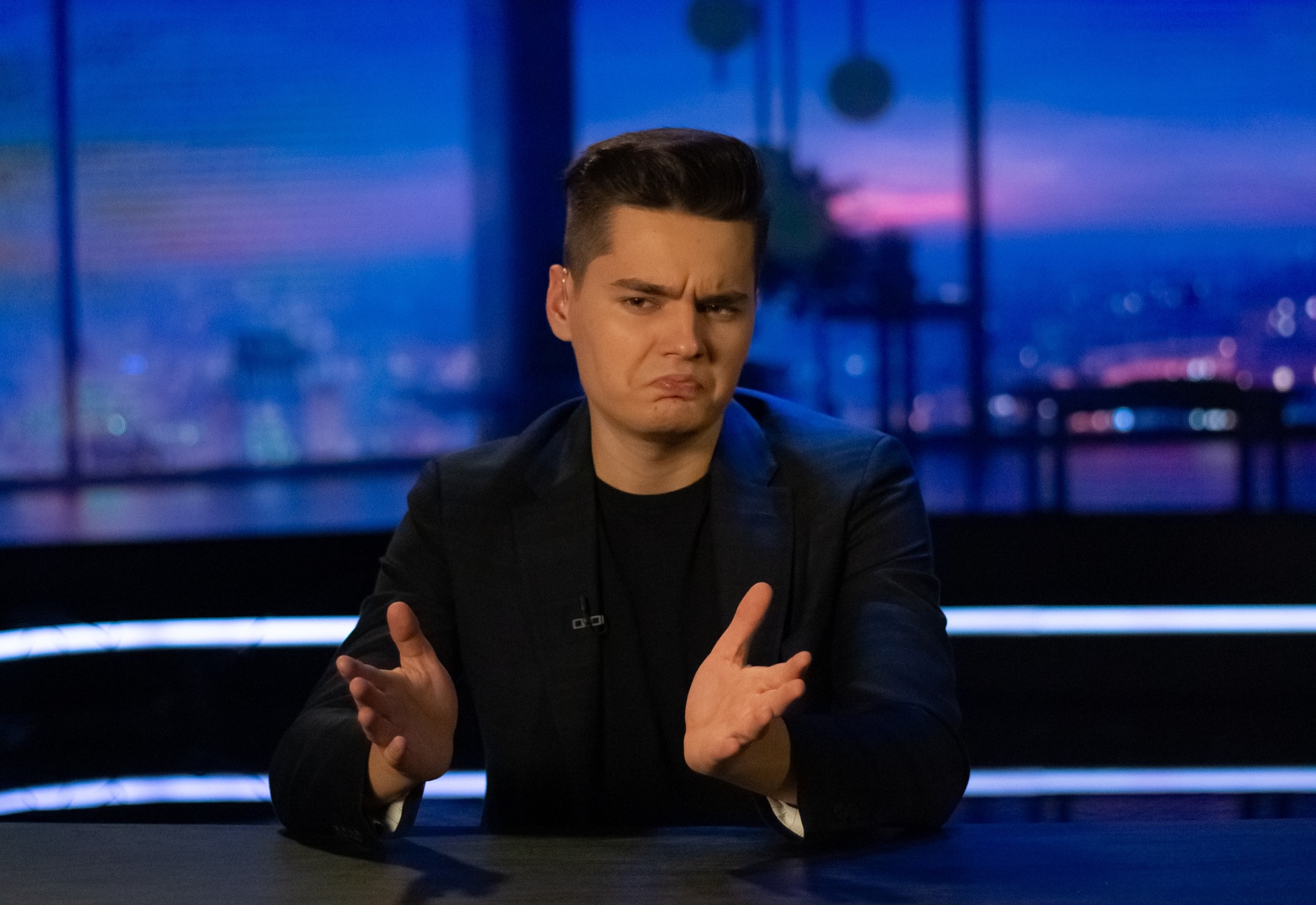 În ciuda contactelor pe care le are, lui Selly îi este greu în postura de producător de film și formate de divertisment