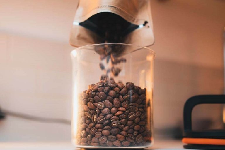 Cum se păstrează corect cafeaua, de fapt. Greșeala banală pe care o fac mulți, așa își pierde din aromă