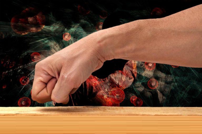 De ce bat românii în lemn, de fapt. Semnificația puternică pe care o are această veche superstiție