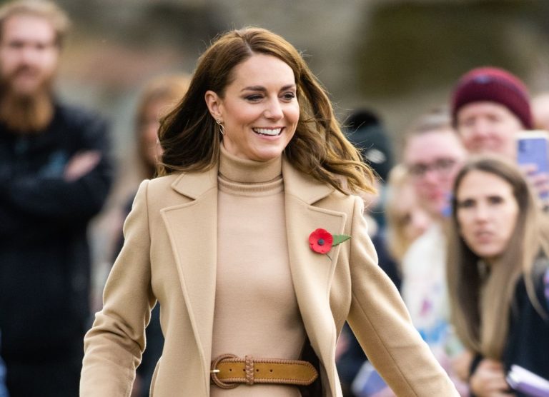 Haina pe care Kate Middleton o are în dressing de peste 10 ani. Soția prințului William a fost surprinsă din nou cu această piesă vestimentară