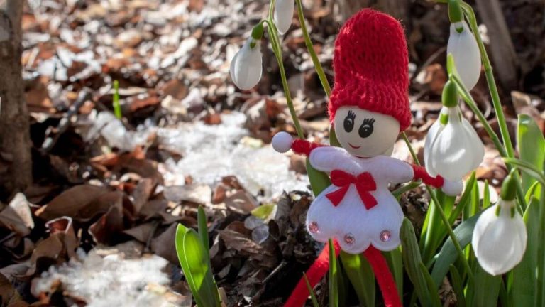 Legenda Mărțișorului. De ce îl purtăm pe 1 Martie și ce simbolizează, de fapt