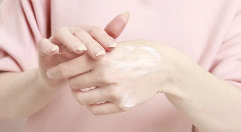 Crema minune pentru a-ți întineri mâinile cu 10 ani. Rapid și simplu de pregătit, ai nevoie doar de 3 ingrediente banale