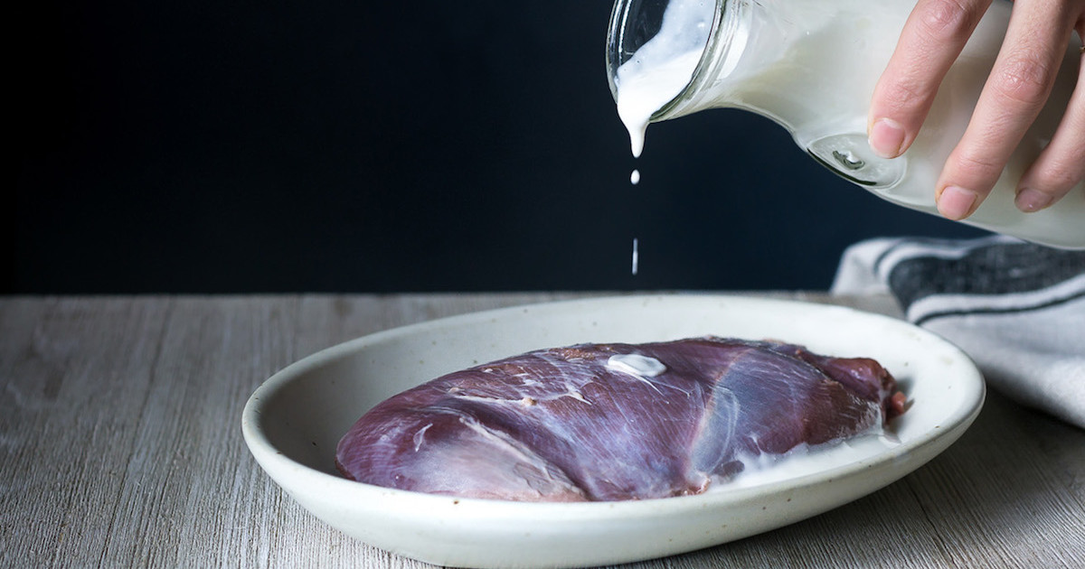 de ce să pui lapte peste carnea crudă