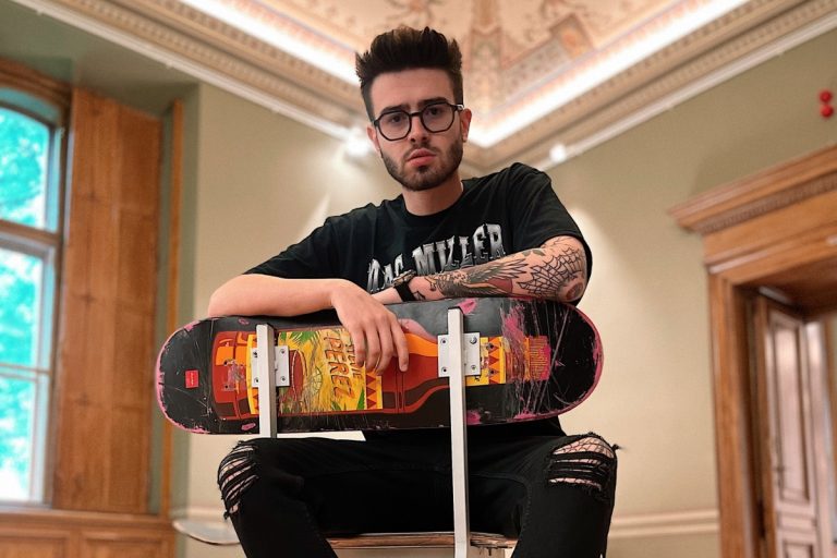 Ștefan Georgescu, creator de conținut, sfaturi inedite despre cum îngrijim încălțămintea și ce se poartă în 2023. „În colecția mea am undeva la 180-185 de perechi de sneakersi” EXCLUSIV