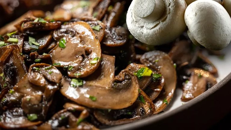 Tocăniță de ciuperci de post cu mămăliguţă. Ce să adaugi la final în oală pentru un plus de savoare