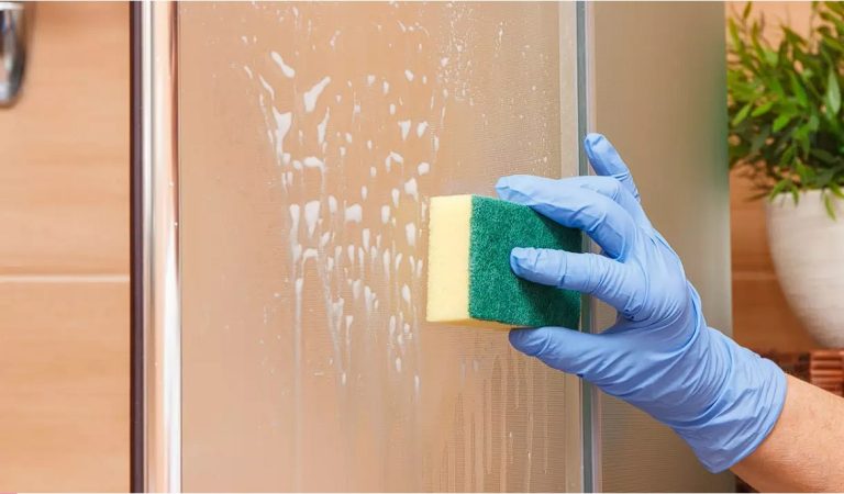 Ingredientul banal care curăță calcarul din cabina de duș. Cea mai simplă și eficientă metodă, va arăta ca nouă