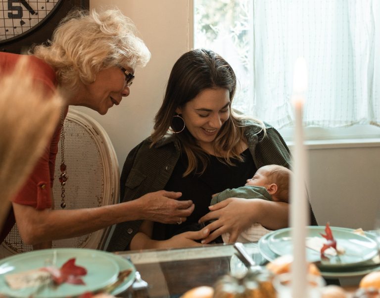 Soacra se bagă prea mult în creșterea copilului nostru. I-am explicat că trebuie să respecte niște limite, nu știu ce să mă mai fac cu ea