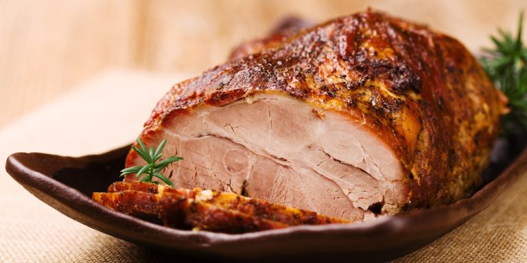 Cât rezistă friptura de porc în frigider, de fapt. Mulți români fac greșeala