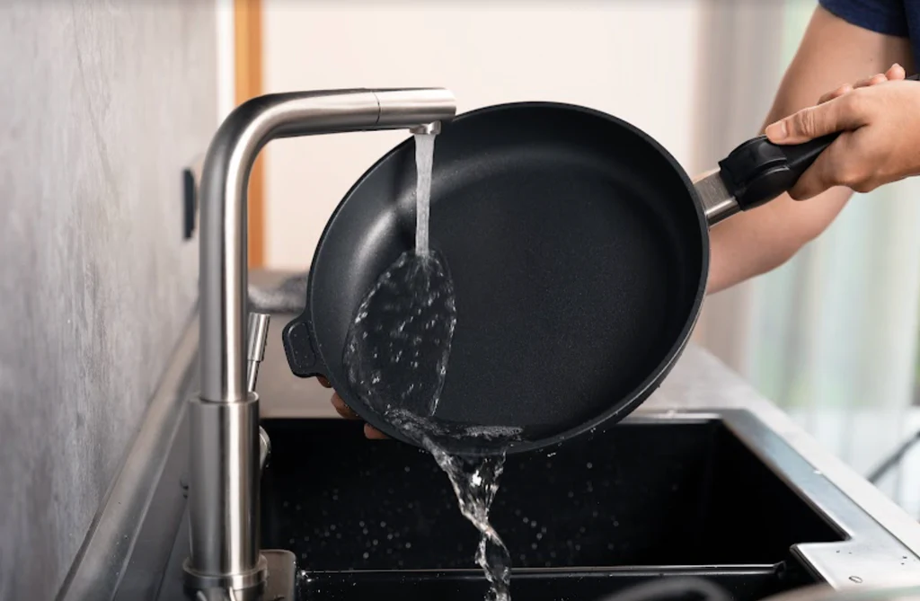 cum se curăță tigăile