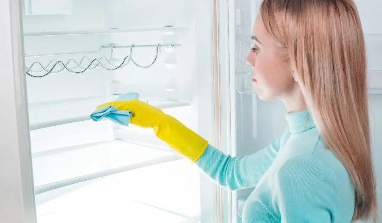 Trucul minune cu folie adezivă care te ajută să cureți frigiderul în câteva secunde. E chiar genial