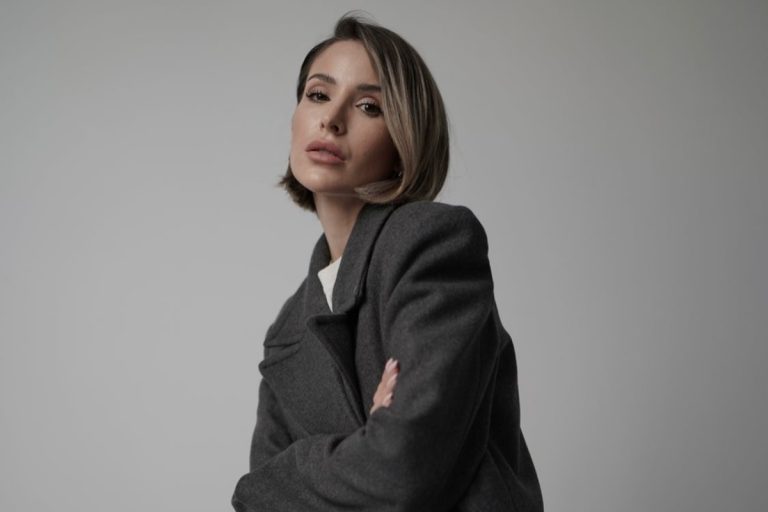 Ce ținute să porți iarna ca să nu îți fie frig și să arăți cool. Sfaturi prețioase de la Deea Codrea: „Arată și fashion și îți ține și de cald” VIDEO EXCLUSIV