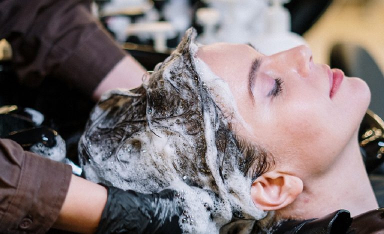 Cum să îți crească părul mai repede și mai sănătos. Remediul natural pe care trebuie să-l încerci, ai nevoie doar de 3 ingrediente banale