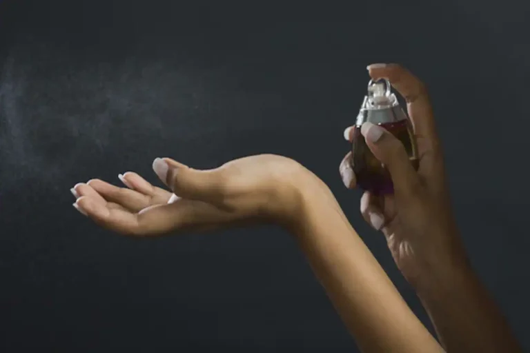 Zonele în care trebuie să aplici parfumul ca să persiste mai mult. Va rezista toată ziua