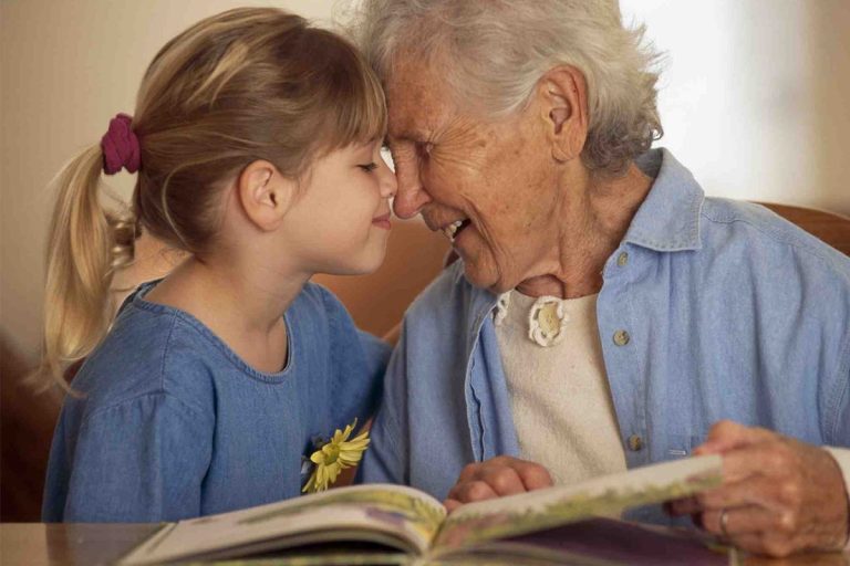 Câți bani ar putea primi bunicii, care stau cu copiii, de la stat. Suma propusă într-un proiect de lege