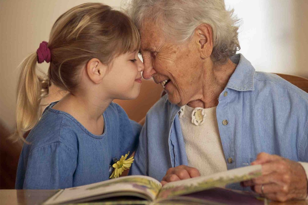 Câți bani ar putea primi bunicii, care stau cu copiii, de la stat