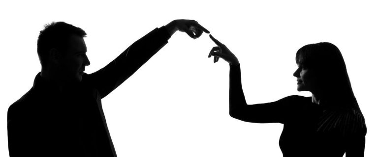 Semnul care arată că un bărbat e atras de tine. Cum îl trădează limbajul corpului, de fapt