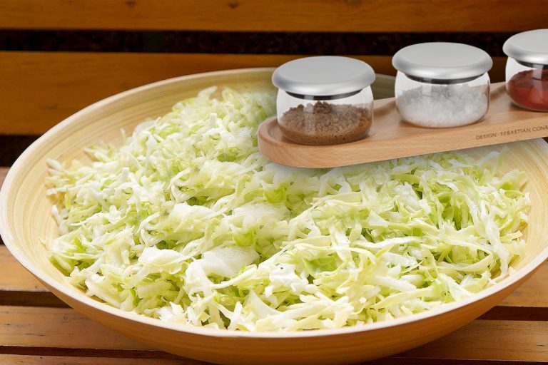 Amestecul în care trebuie să ții varza înainte să o călești. Așa fac mereu bucătarii de top, de asta le iese mereu gustoasă