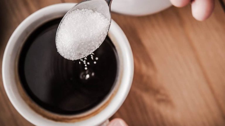 Cu ce poți înlocui zahărul în cafea. 7 alternative pe care le ai la îndemână