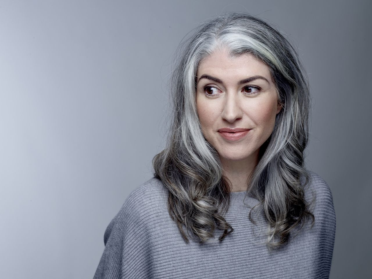 Cum să îți faci părul gri fără să te decolorezi