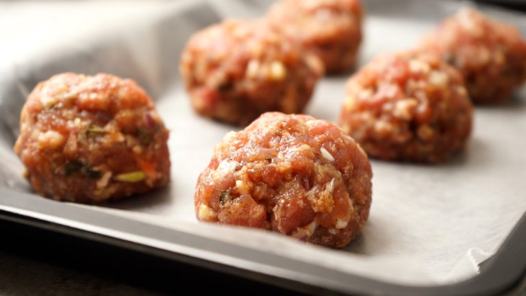 Ingredientul special de pus în carnea tocată de la chiftele. Așa vor ieși suculente și crusta lor va fi crocantă
