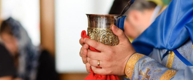 Păcate pentru care nu primești Sfânta Împărtășanie. Preoții spun clar