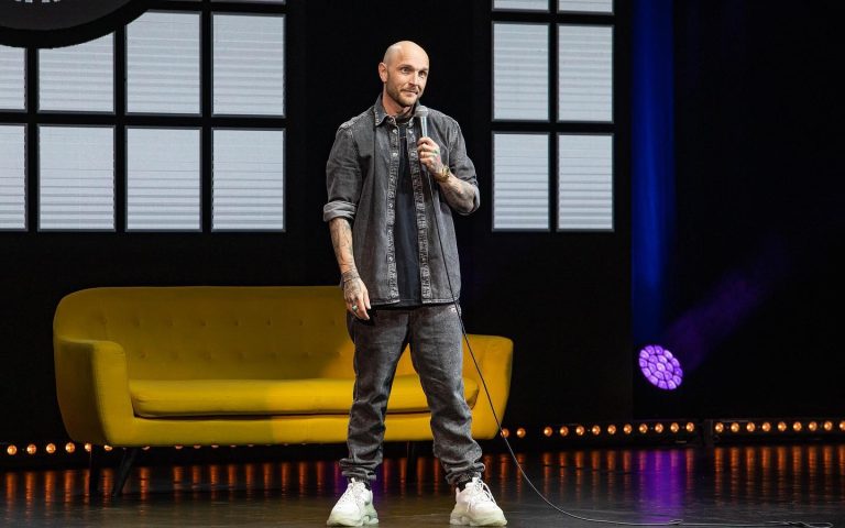 Povestea cutremurătoare a lui Cătălin Bordea. Tatăl l-a abandonat într-un autobuz, iar bunica a fost îngerul său păzitor