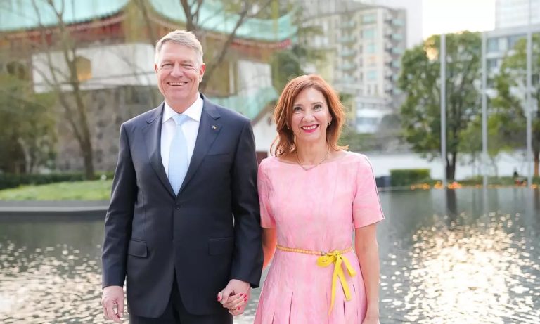 Cum a mers îmbrăcată Carmen Iohannis la Marea Moschee din Abu Dhabi. Mulți au rămas surprinși să o vadă așa FOTO