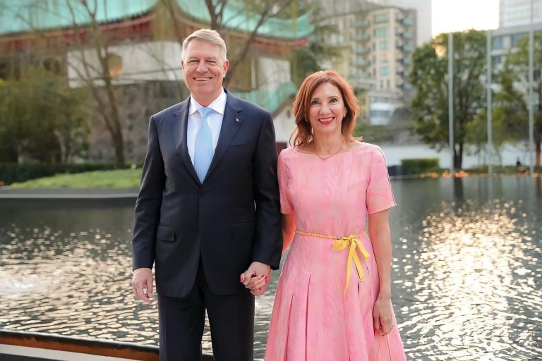 Carmen Iohannis, gafă de proporții. Prima-doamnă a fost taxată aspru pentru această apariție: “Confundă un dineu diplomatic cu bucătăria”
