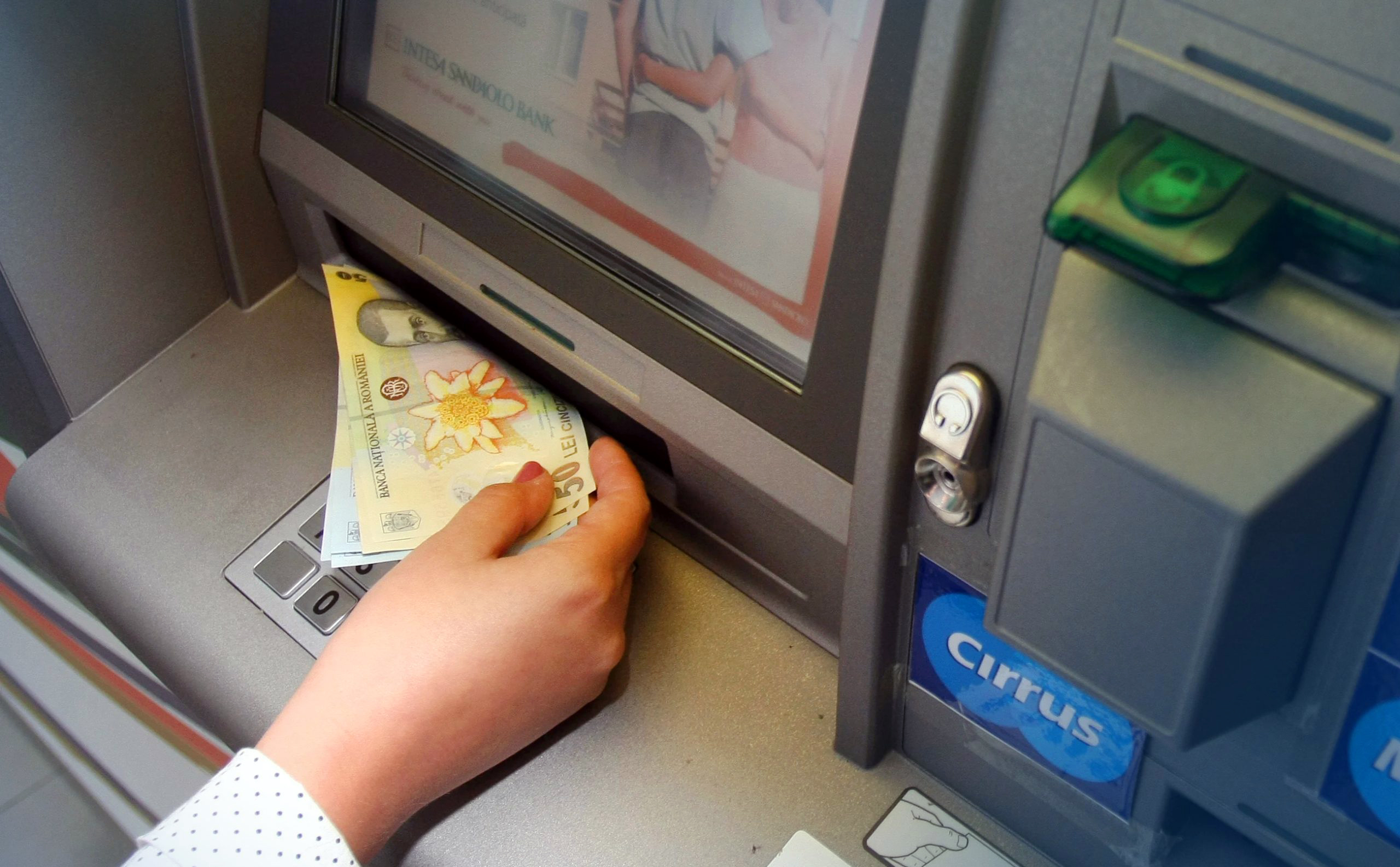 Nu scoate sub nicio formă bani de la bancomat dacă observi aceste 5 detalii