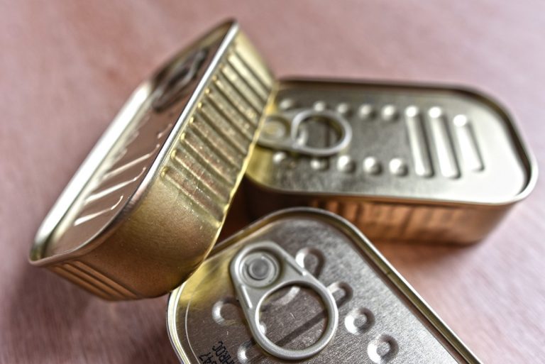 De ce nu ar trebui să ții niciodată conservele cu ton deschise în frigider. Specialiștii avertizează, puțini știu asta