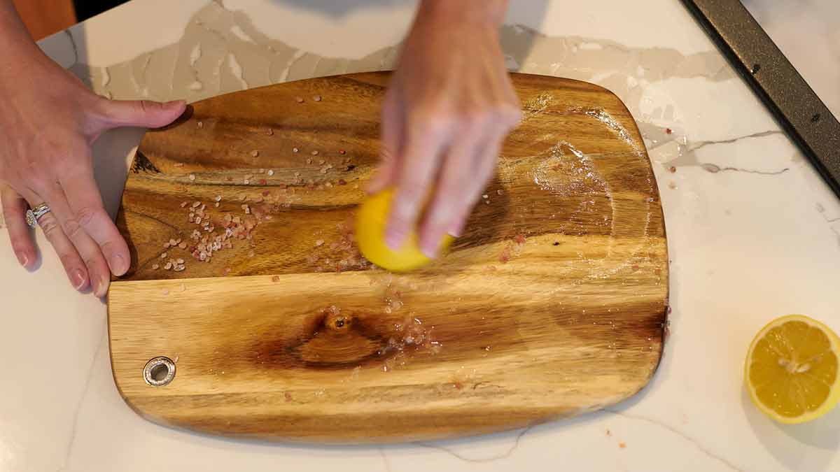 cum se curăță tocătorul din lemn