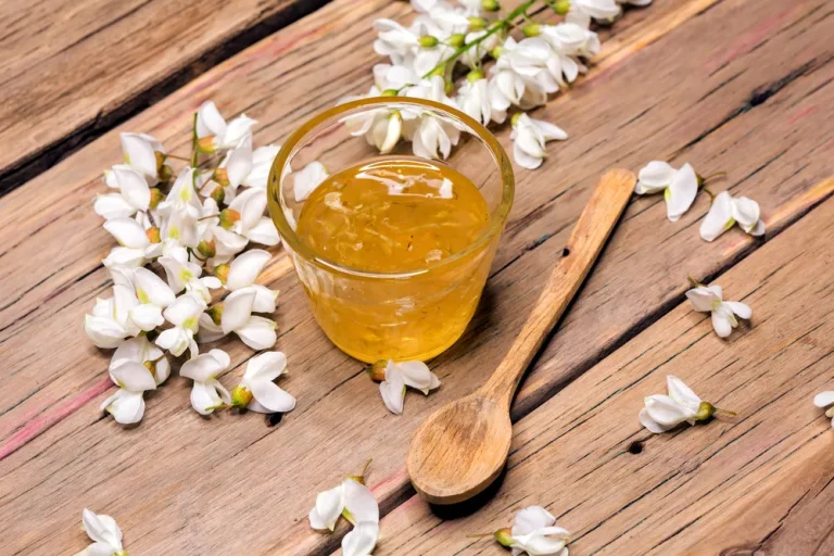 Dulceață din flori de salcâm, rețeta veche. Cât timp se lasă la fiert de fapt și ce ingredient trebuie să adaugi neapărat