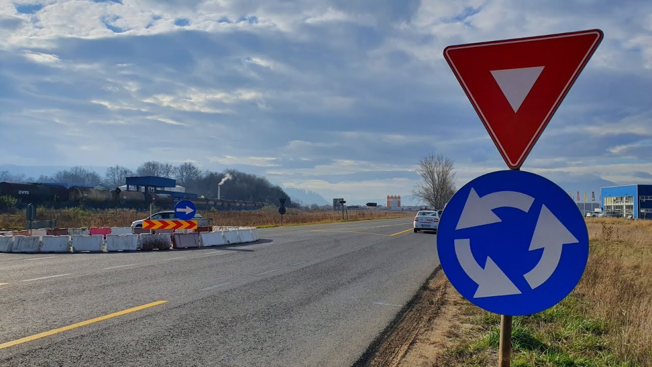 Toți șoferii din România trebuie să știe. Aceasta este noua regulă în sensul giratoriu. Ce este interzis să faci acum