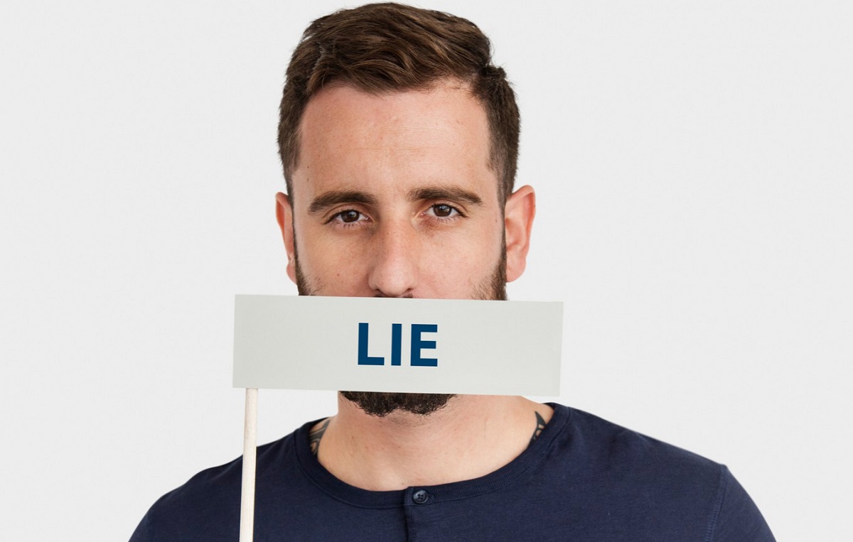 Cum îți dai seama că te minte