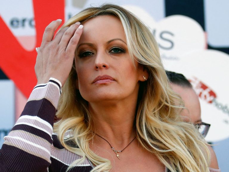 Cine e Stormy Daniels, femeia din cauza căreia Donald Trump a fost pus sub acuzare. Ce s-a întâmplat de fapt între ei