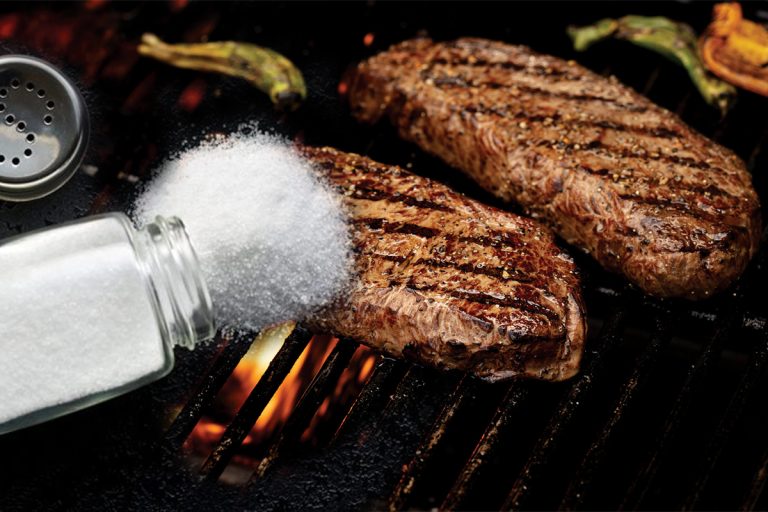 Când se sărează carnea de grătar. Trucul pentru a ieși perfectă
