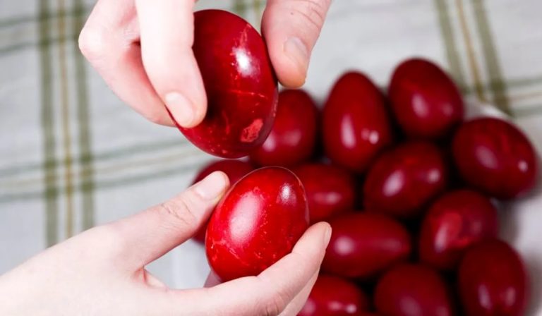 Cine trebuie să ciocnească primul ou de Paște. Nu mulți știu asta