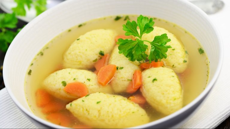 Cum pregătești găluștele de griș ca să nu se sfărâme în supă. Secretul gospodinelor iscusite