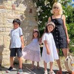 Lavinia Petrea vopsește ouăle alături de copiii ei după o rețetă moștenită din generații