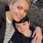 Lavinia Petrea vopsește ouăle alături de copiii ei după o rețetă moștenită din generații