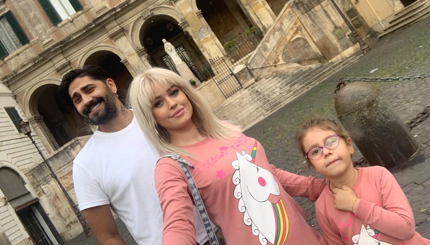 Misha experimentează preadolescența alături de fiica ei și a lui Connect-R