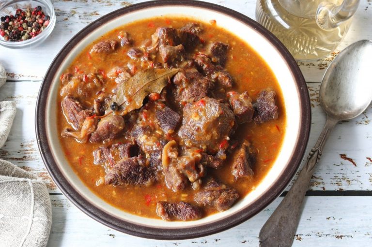 Secretul celui mai bun stufat de miel. Rețeta tradițională. Așa va ieși ca la bunica acasă