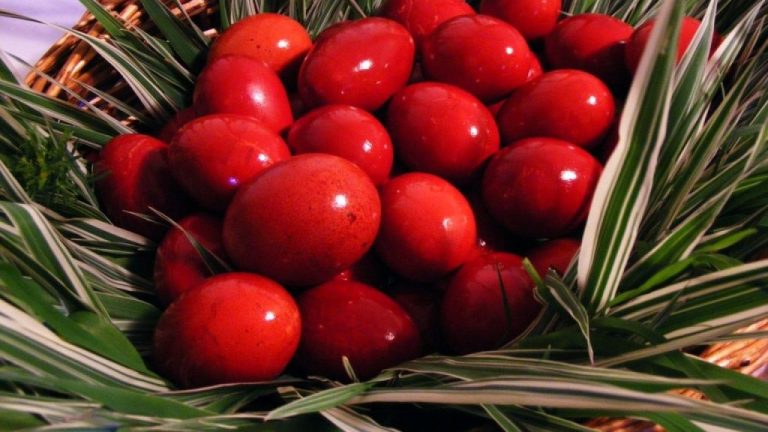 Semnificația ouălor roșii de Paște. Cum a luat naștere tradiția și ce simbolizează de fapt