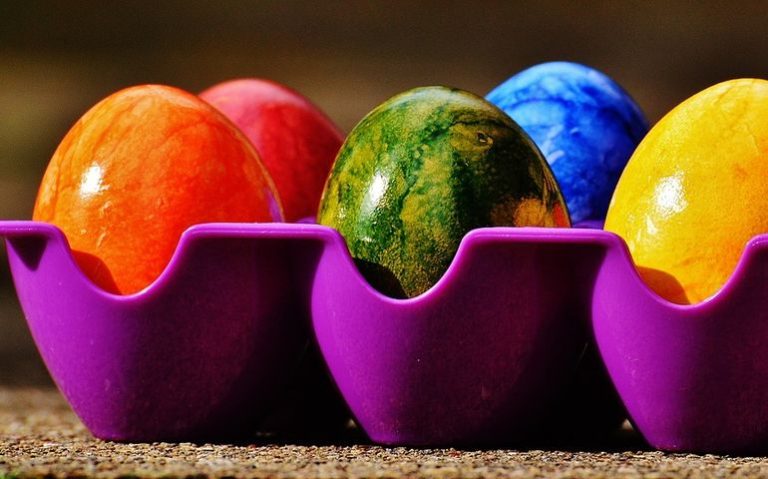 Cât timp se fierb ouăle, înainte să le vopsești. Trucul pentru a prinde culoarea eficient