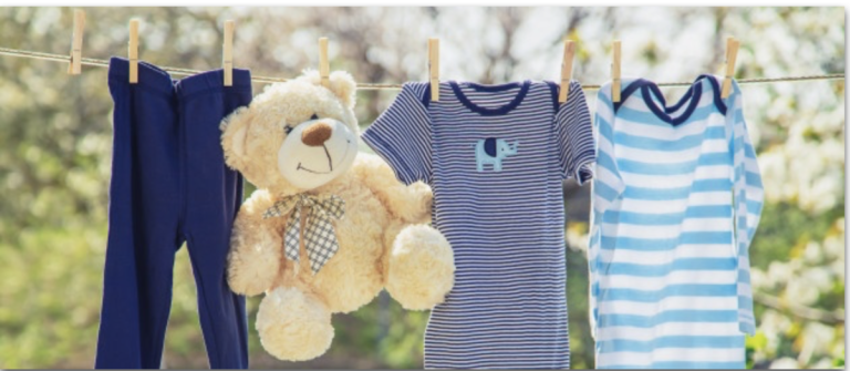 Cum se spală corect hainele bebelușilor la mașina de spălat. Această greșeală poate irita pielea copiilor