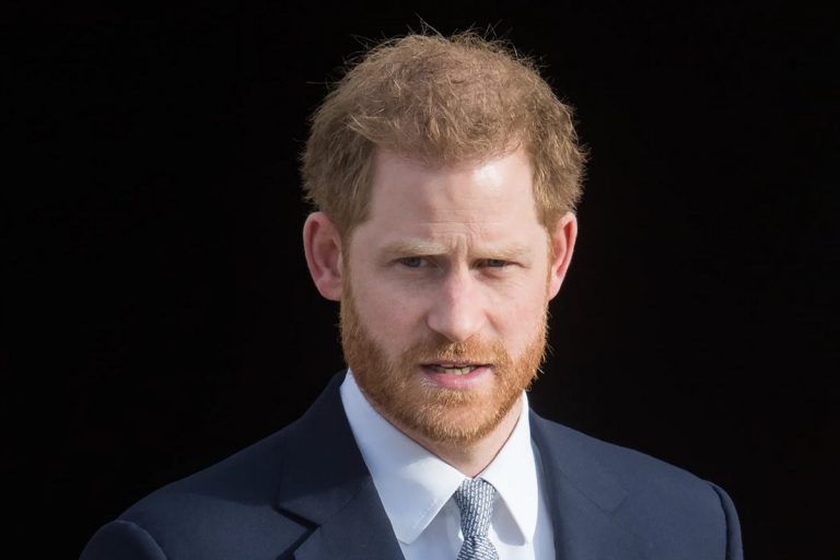 Prințul Harry face acuzații grave. Cum ar fi fost spionat chiar cu ajutorul familiei regale