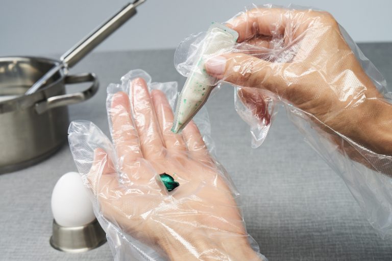 Cum să scapi de vopseaua de ouă de pe mâini. Trucuri simple care îți vor fi de mare ajutor